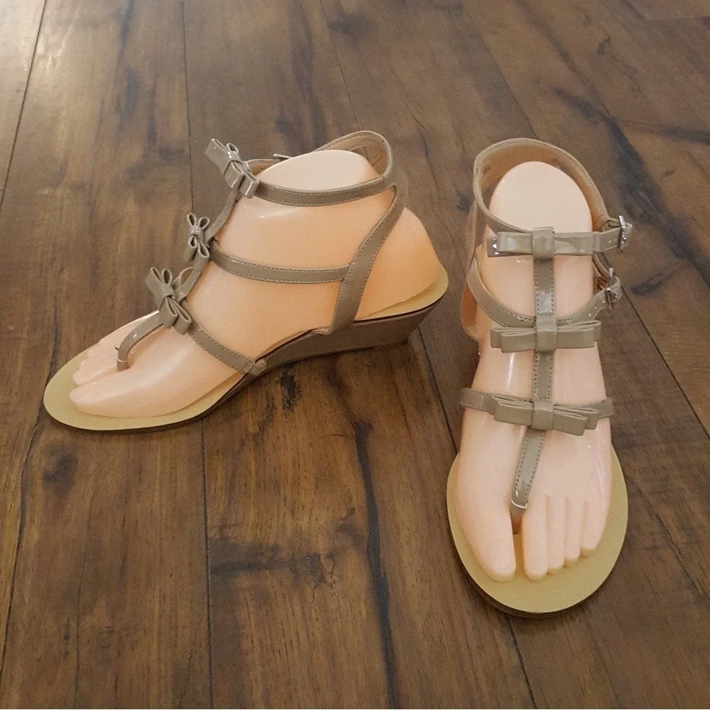 INC International Concepts Taupe Patent Bow Gladiator Wedge Sandals Womens 7.5M